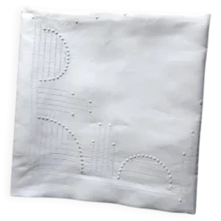 nappe ancienne en voile de lin brodée 135x135 cm