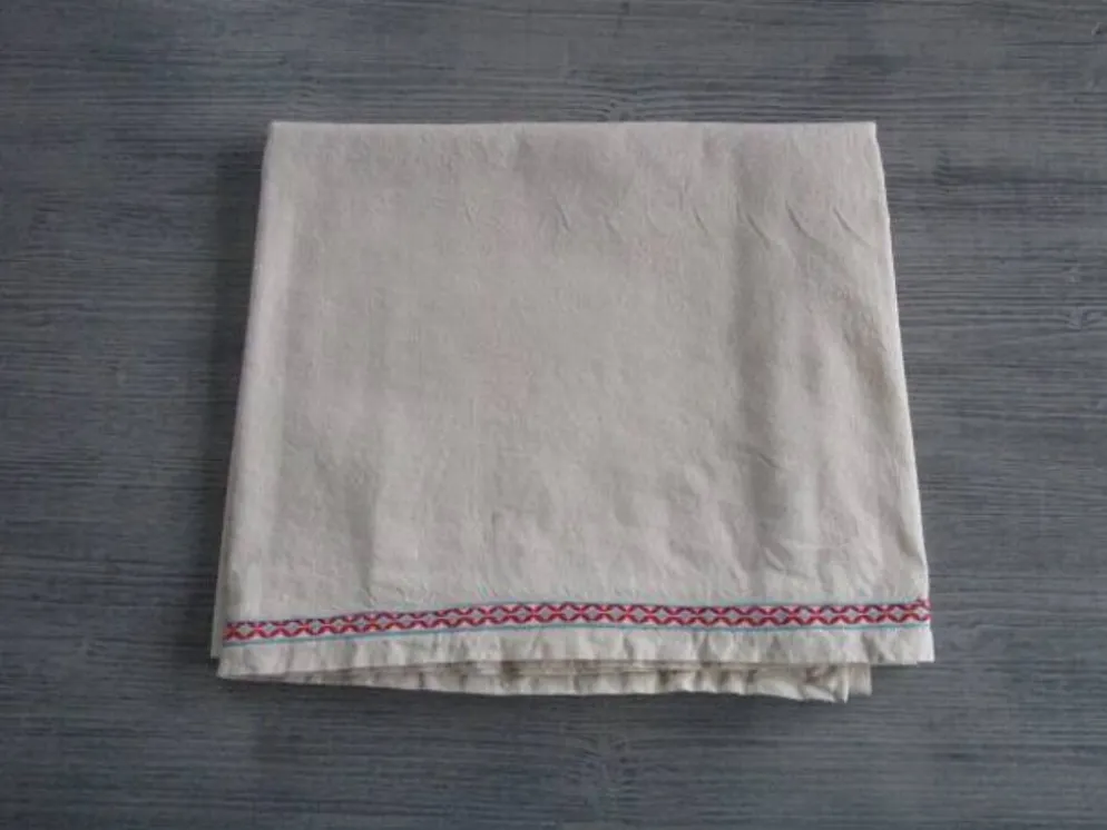 Nappe ancienne galonnée 132x118cm