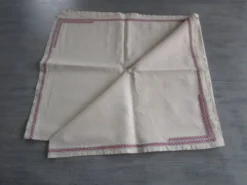 Nappe ancienne galonnée 132x118cm