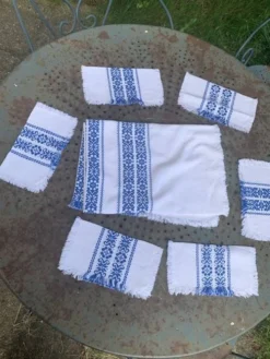 Nappe a the rectangulaire et 6 serviettes, made in france, linge basque, blanche et bleue, Vintage