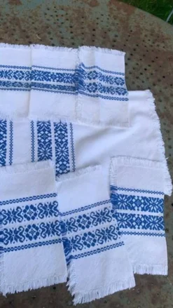 Nappe a the rectangulaire et 6 serviettes, made in france, linge basque, blanche et bleue, Vintage