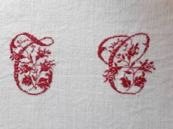 Nappe avec monogramme TC central