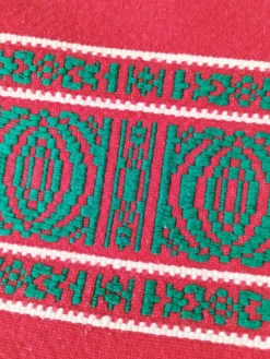 Nappe basque rouge + 8 serviettes brodées vert émeraude