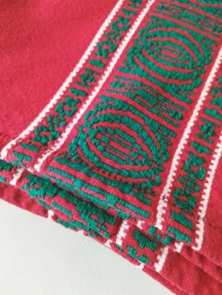 Nappe basque rouge + 8 serviettes brodées vert émeraude