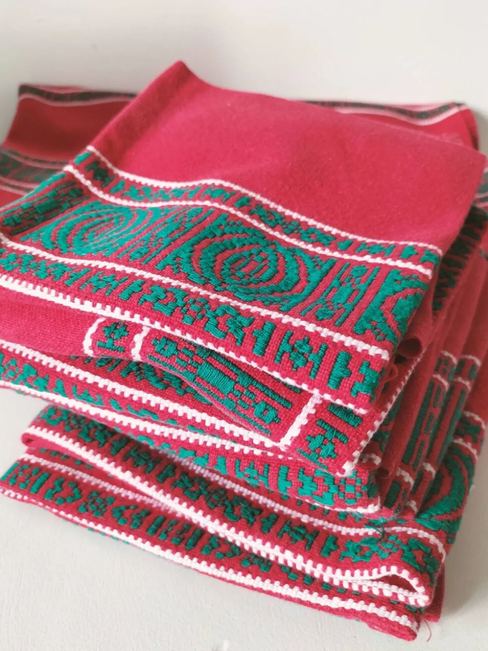 Nappe basque rouge + 8 serviettes brodées vert émeraude