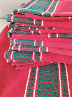 Nappe basque rouge + 8 serviettes brodées vert émeraude