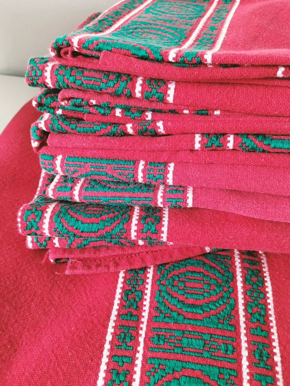 Nappe basque rouge + 8 serviettes brodées vert émeraude