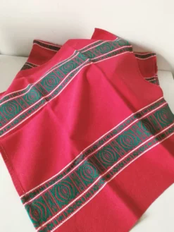 Nappe basque rouge + 8 serviettes brodées vert émeraude