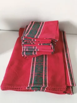 Nappe basque rouge + 8 serviettes brodées vert émeraude