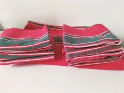 Nappe basque rouge + 8 serviettes brodées vert émeraude