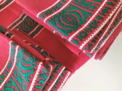 Nappe basque rouge + 8 serviettes brodées vert émeraude