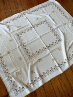 Nappe blanche brodée