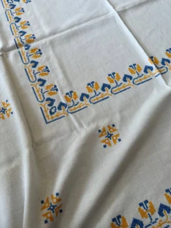 Nappe blanche brodée