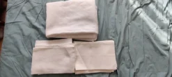 Nappe blanche damassée et serviettes