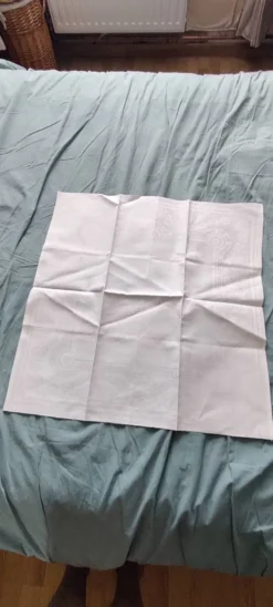 Nappe blanche damassée et serviettes