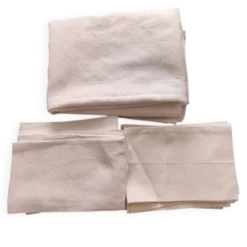 Nappe blanche damassée et serviettes