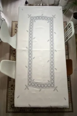 Nappe brodée avec 12 serviettes assorties