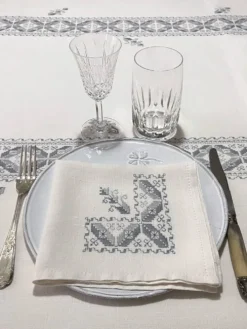 Nappe brodée avec 12 serviettes assorties