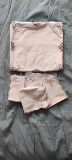 Nappe brodée et ses 4 serviettes