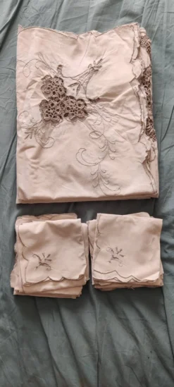 Nappe brodée et ses 12 serviettes
