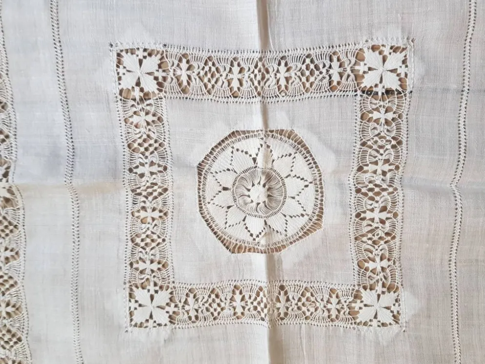 Nappe brodée main