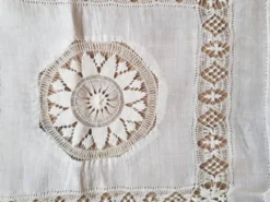 Nappe brodée main