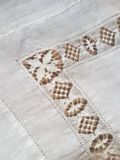 Nappe brodée main