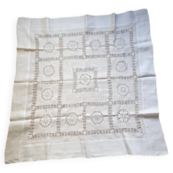 Nappe brodée main