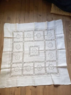 Nappe brodée main