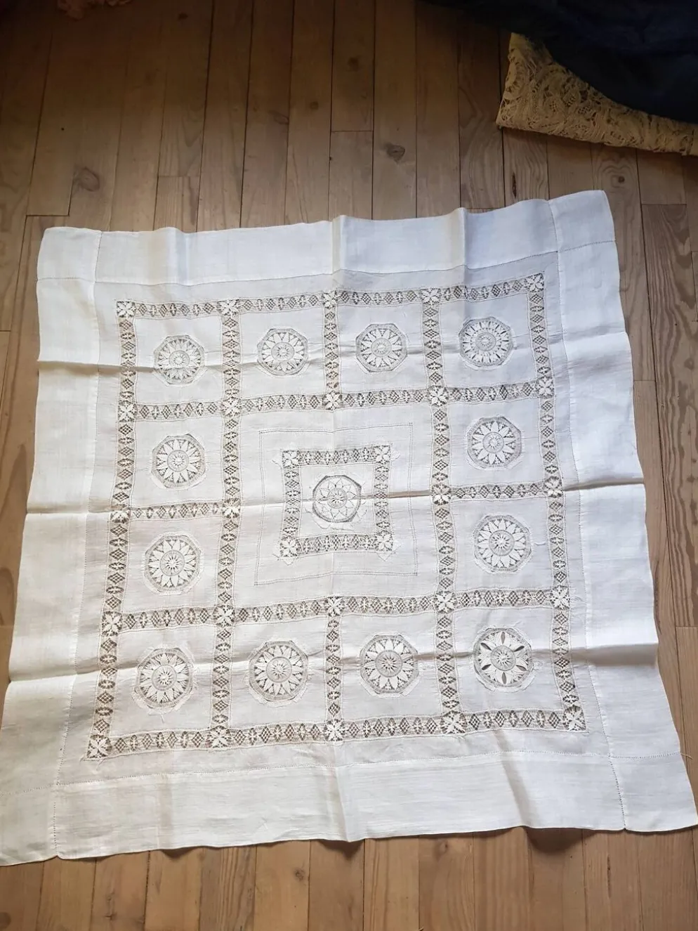 Nappe brodée main