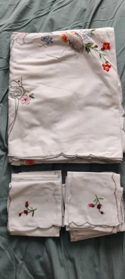 Nappe brodée main avec ses 12 serviettes