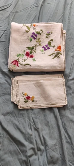 Nappe brodée main et ses six serviettes