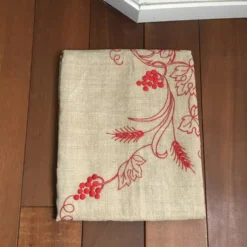 Nappe brodée tissu ancien 131 x 156 cm