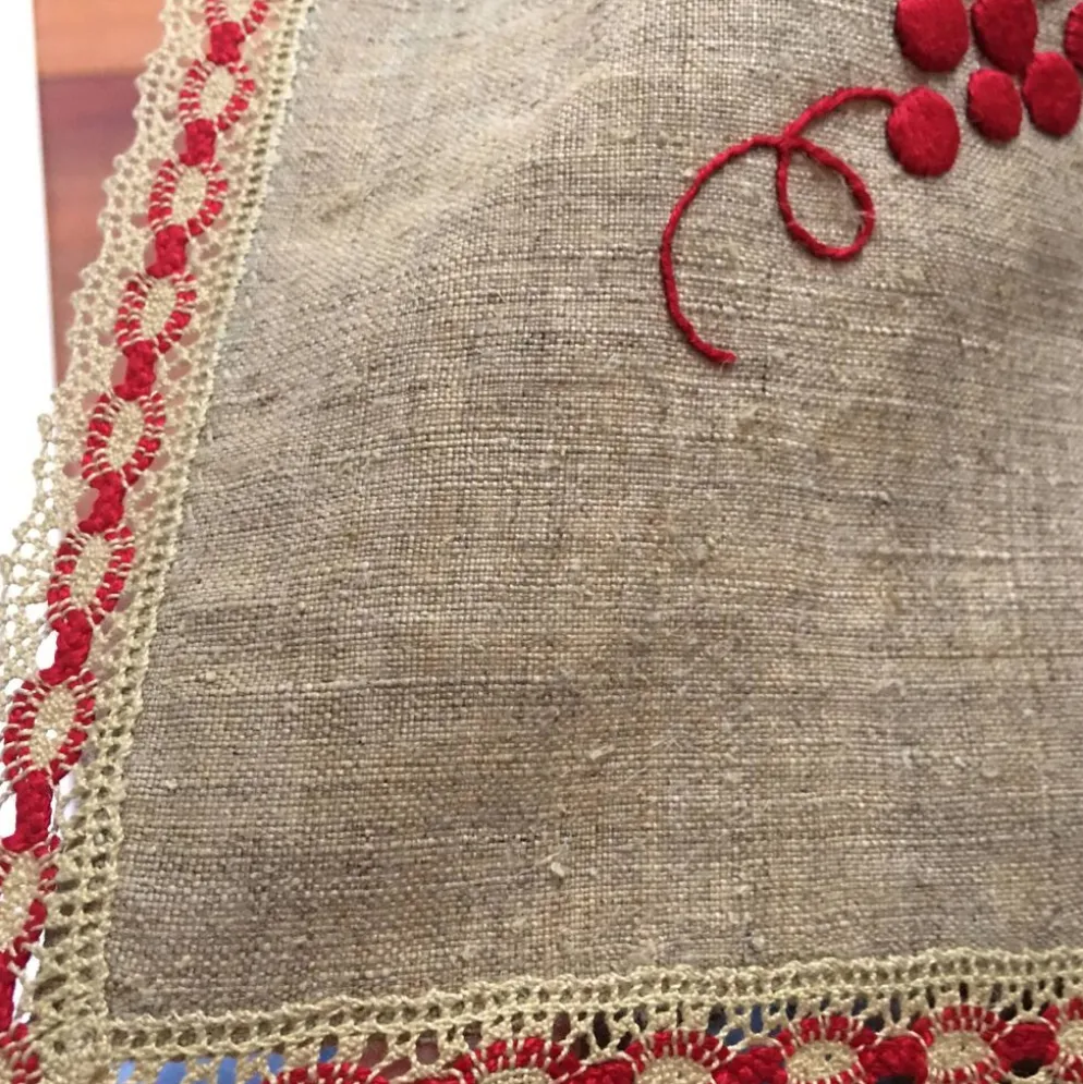 Nappe brodée tissu ancien 131 x 156 cm