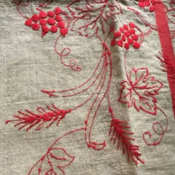 Nappe brodée tissu ancien 131 x 156 cm