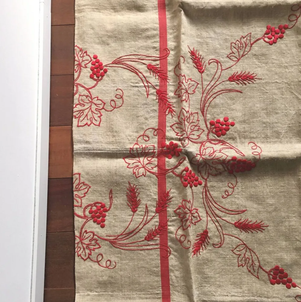 Nappe brodée tissu ancien 131 x 156 cm