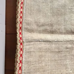 Nappe brodée tissu ancien 131 x 156 cm