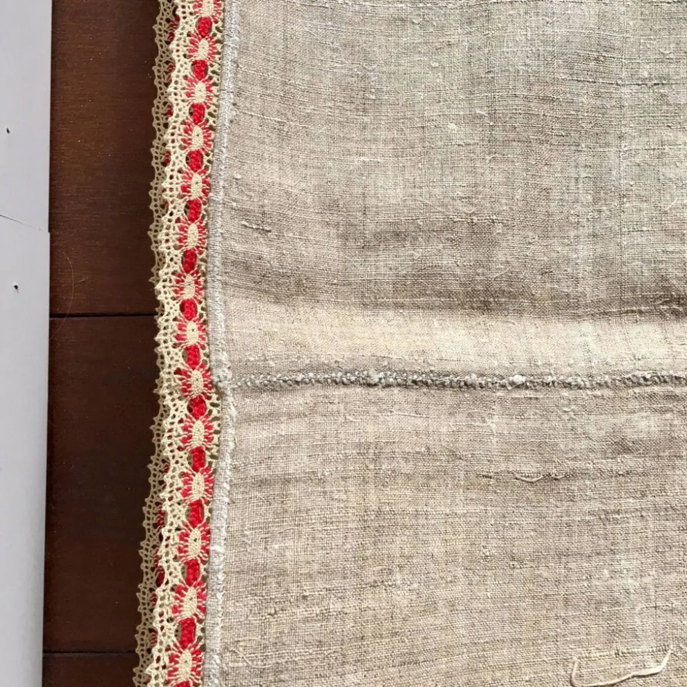 Nappe brodée tissu ancien 131 x 156 cm