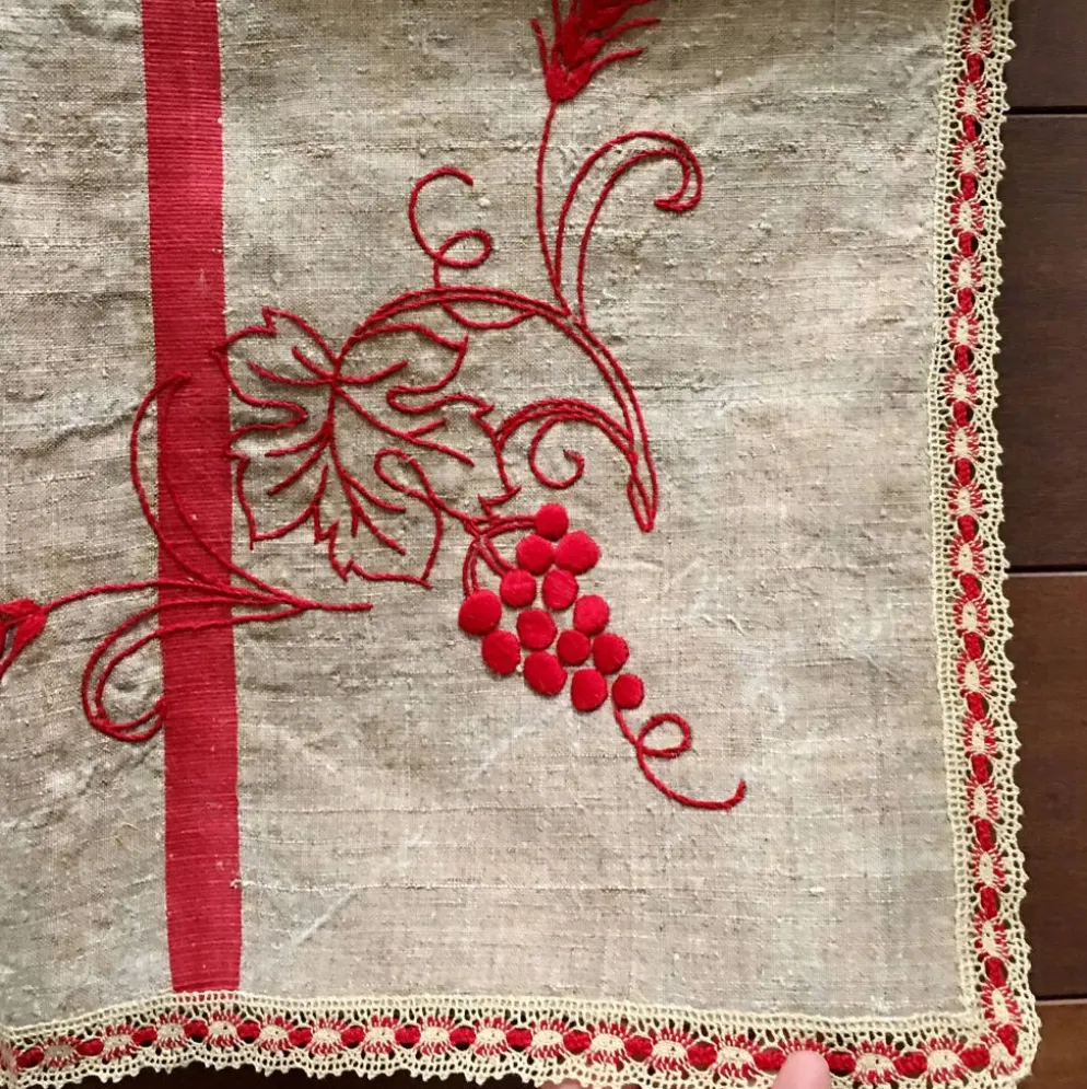 Nappe brodée tissu ancien 131 x 156 cm