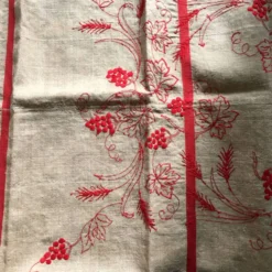 Nappe brodée tissu ancien 131 x 156 cm