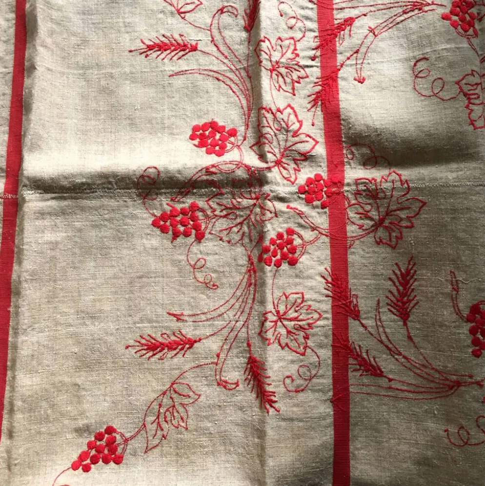 Nappe brodée tissu ancien 131 x 156 cm