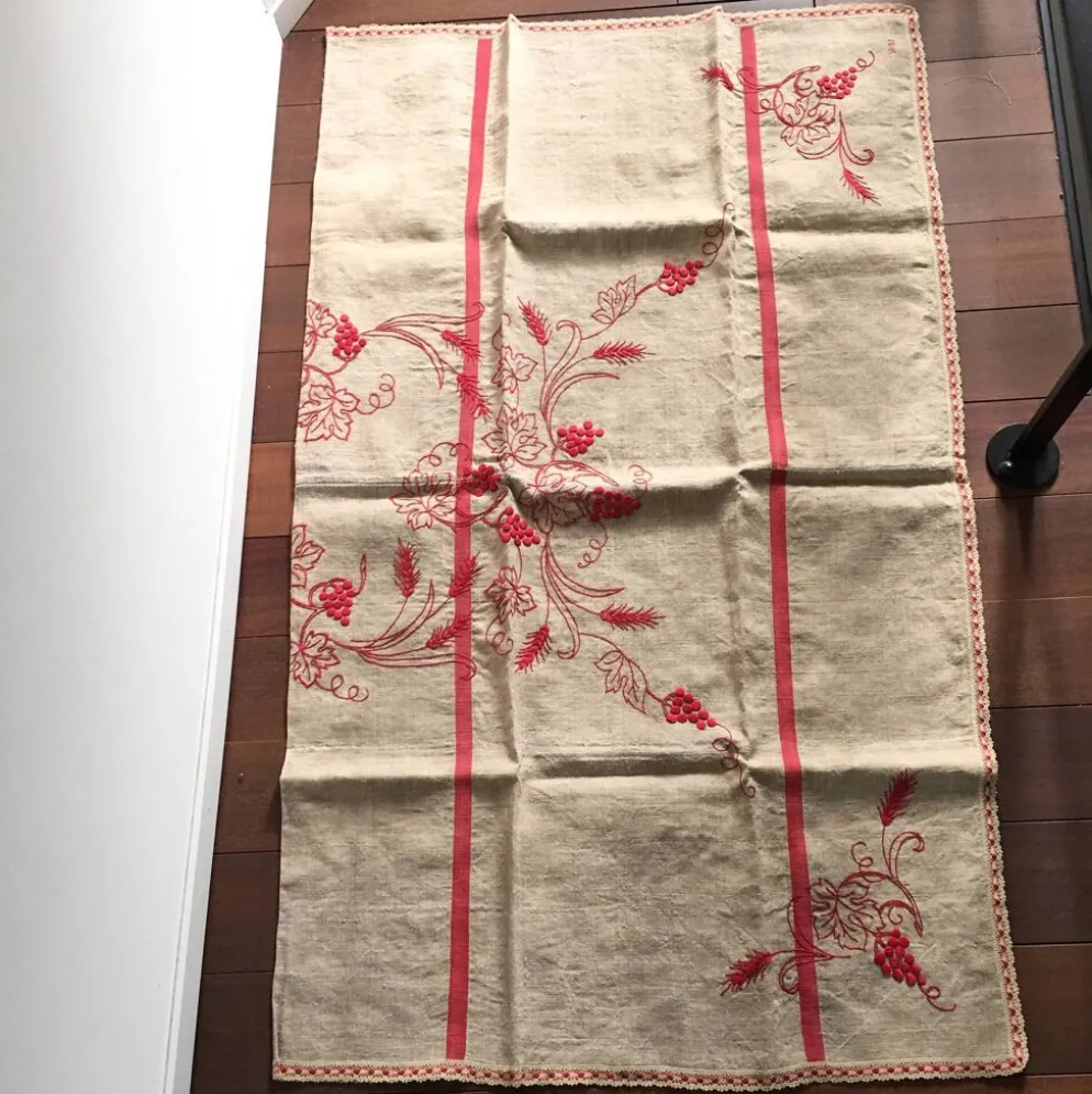 Nappe brodée tissu ancien 131 x 156 cm
