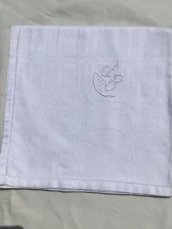 Nappe carrée brodée JB coton damassé carrés