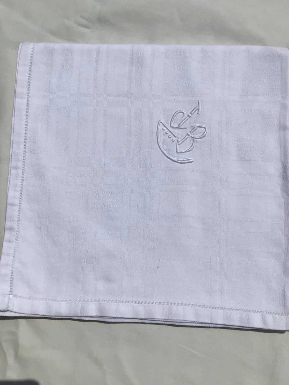 Nappe carrée brodée JB coton damassé carrés