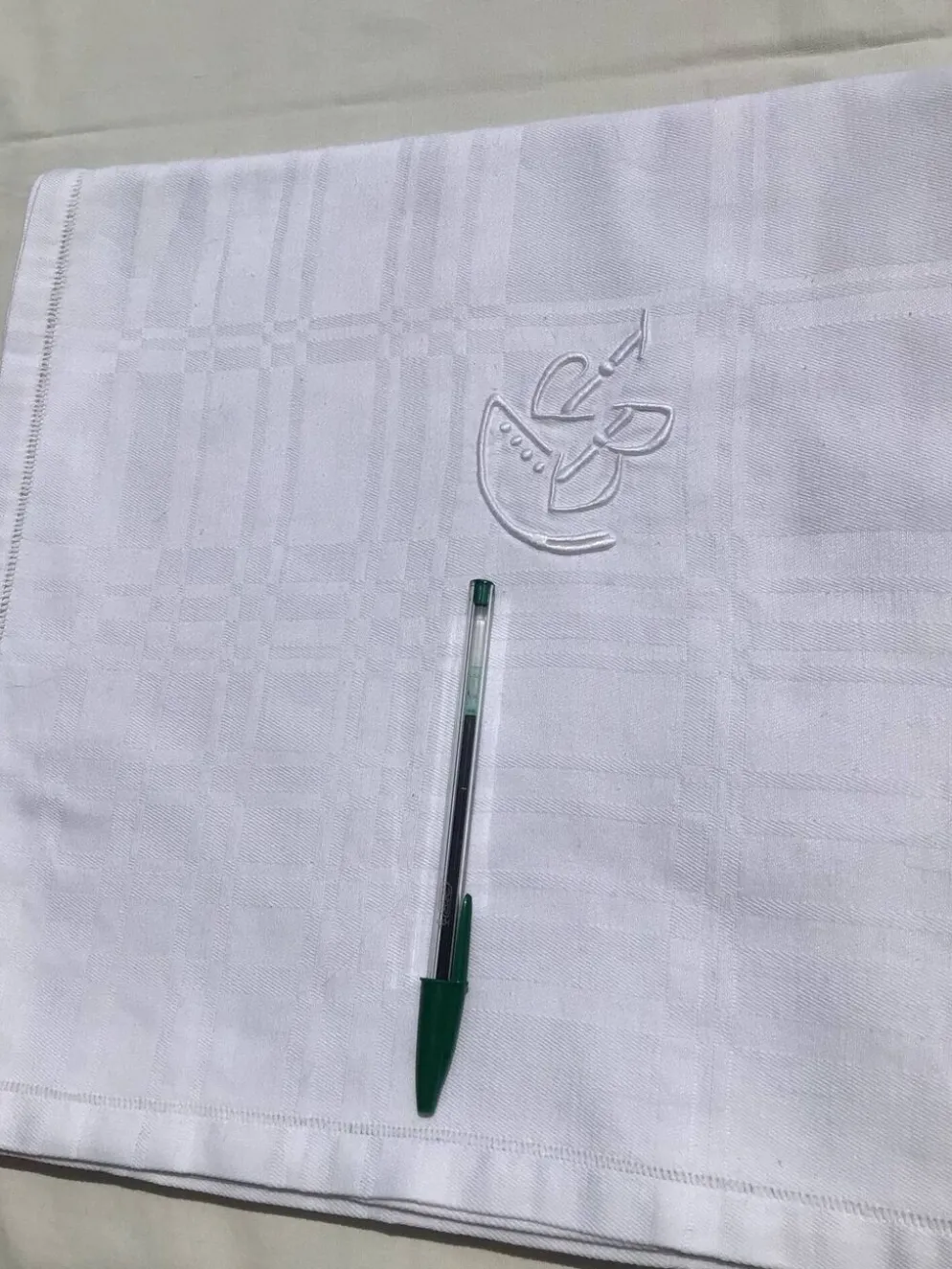 Nappe carrée brodée JB coton damassé carrés