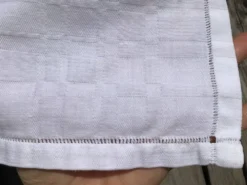 Nappe carrée brodée JB coton damassé carrés