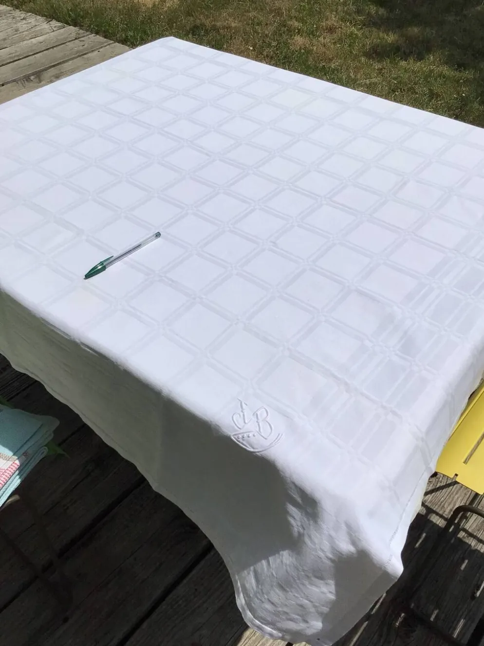 Nappe carrée brodée JB coton damassé carrés