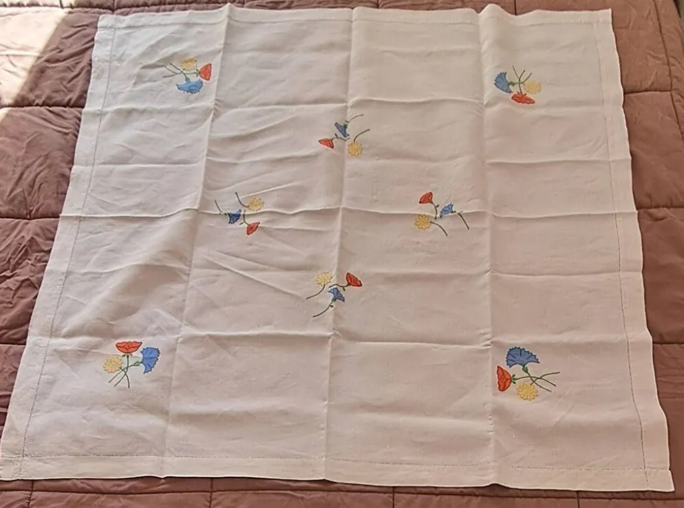 Nappe carrée vintage en lin brodée main à motifs floraux — Années 50/6