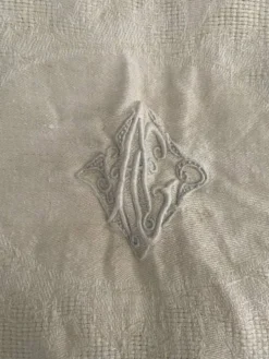 Nappe coton damassé fleuri monogramme central AC.
