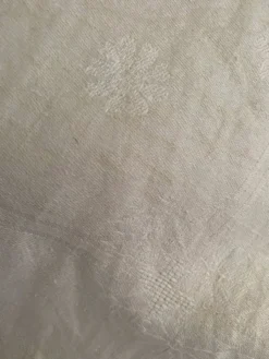 Nappe coton damassé fleuri monogramme central AC.
